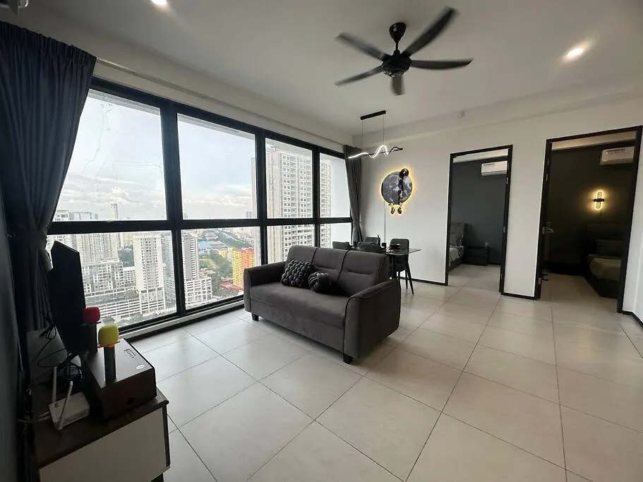 Апартаменты New Brand Ktv Set, Netflix, 3 Queen Bed High Floor Jelutong Малайзия