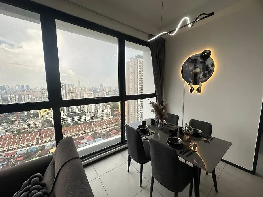 Apartment New Brand Ktv Set, Netflix, 3 Queen Bed High Floor Jelutong